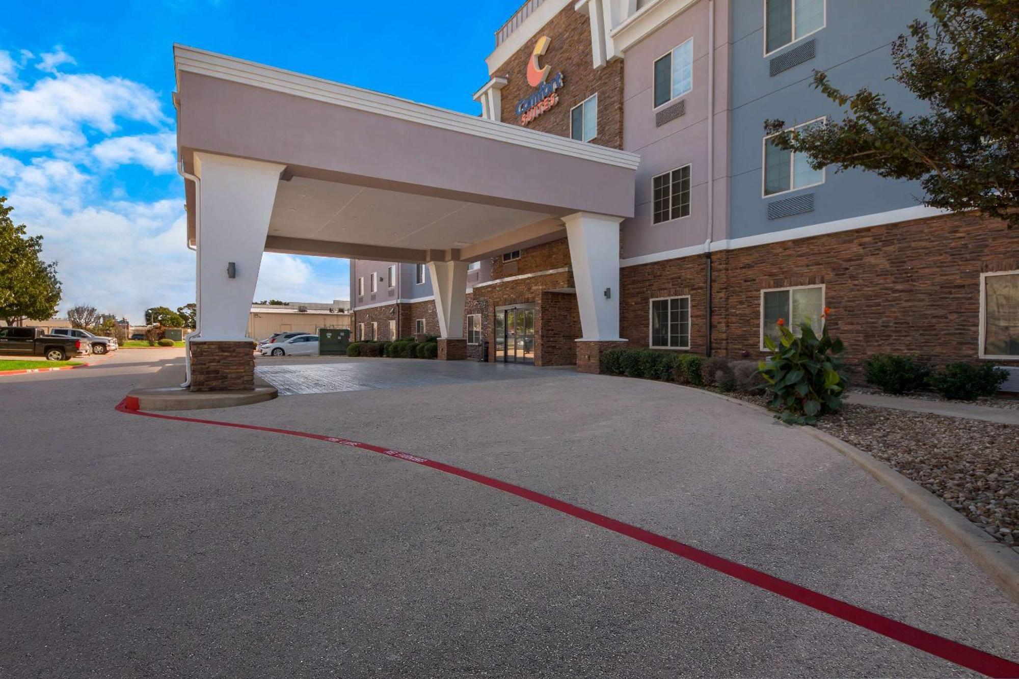 Comfort Suites Bastrop Exterior photo