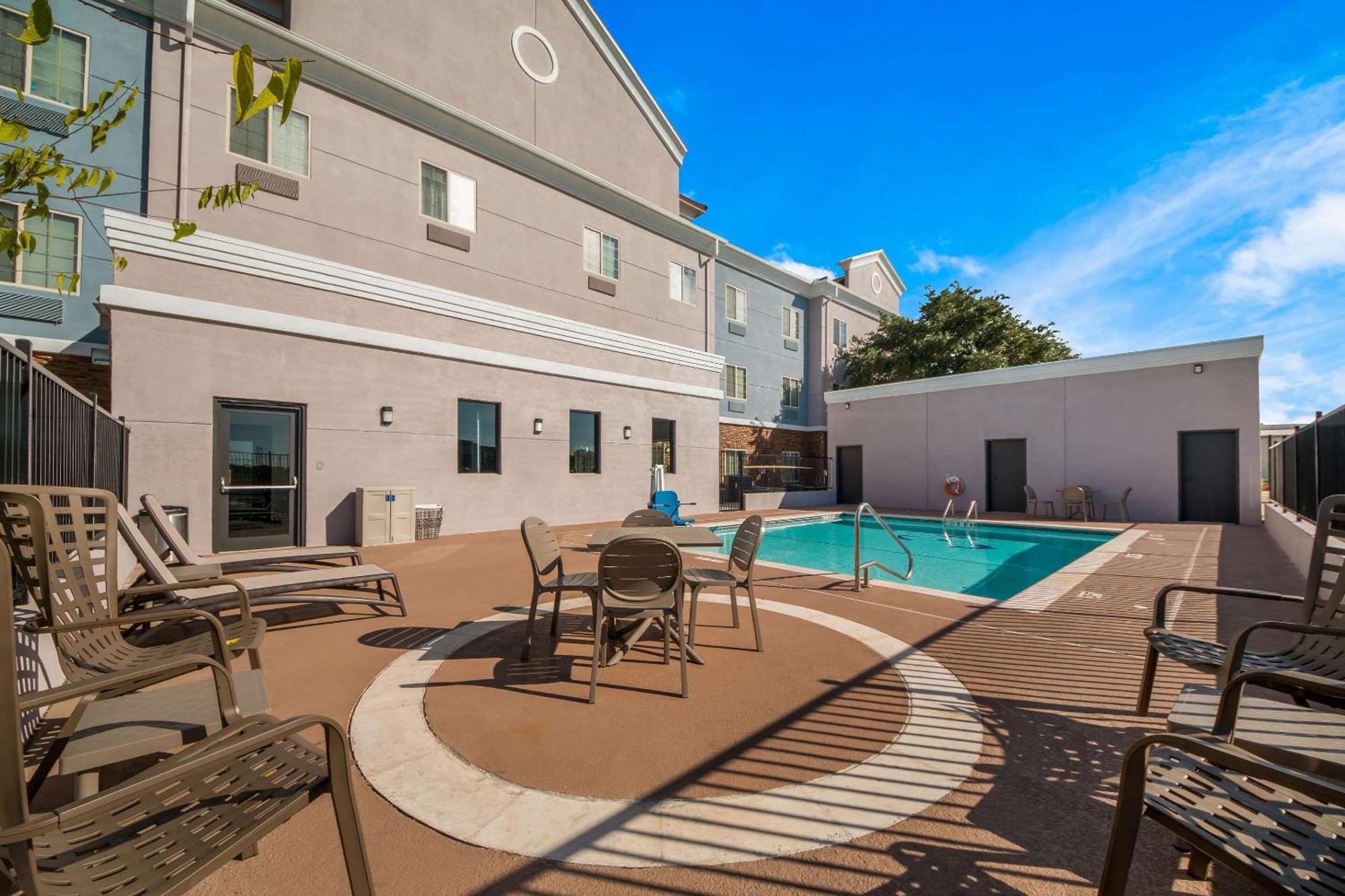 Comfort Suites Bastrop Exterior photo