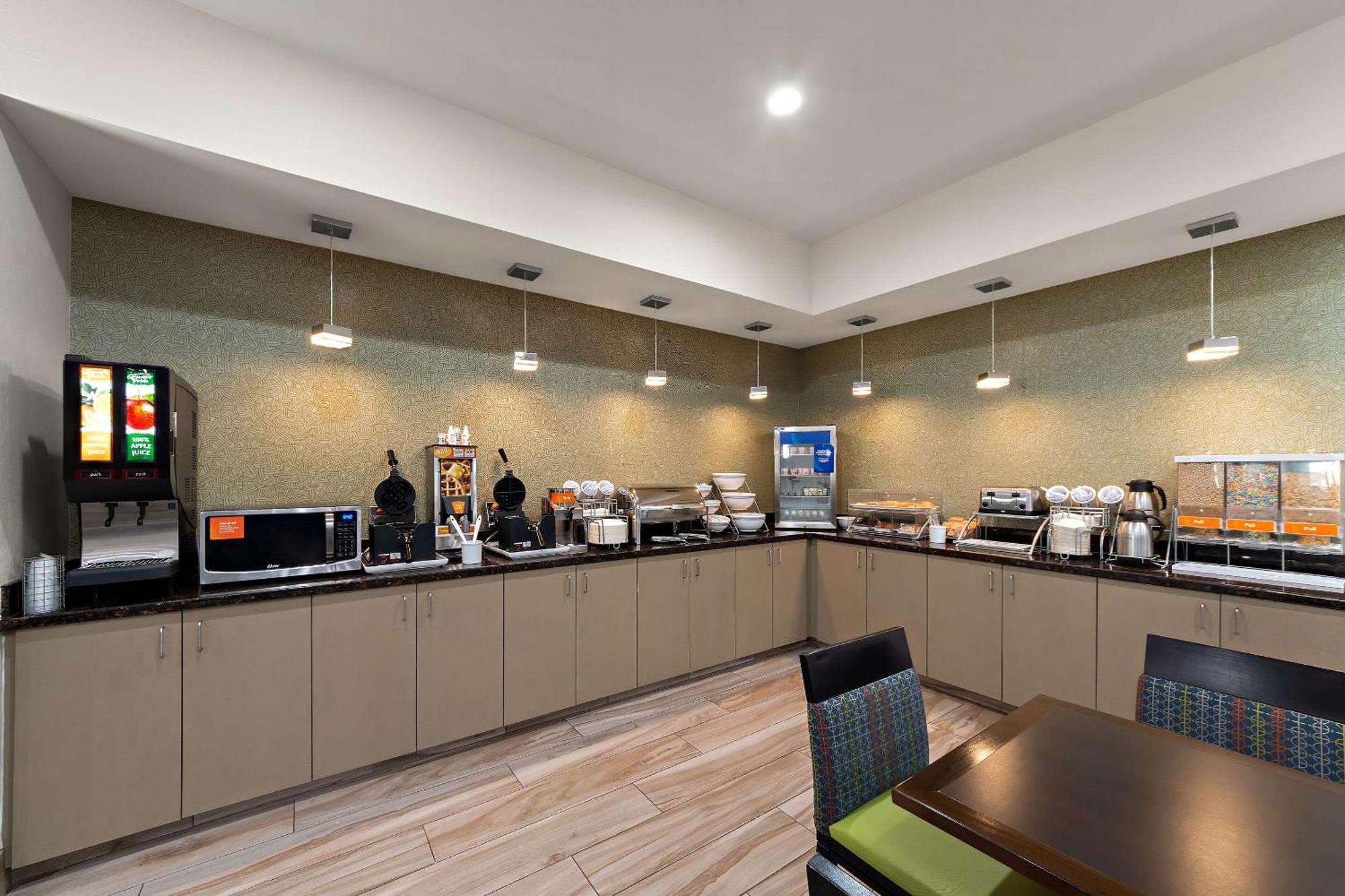 Comfort Suites Bastrop Exterior photo